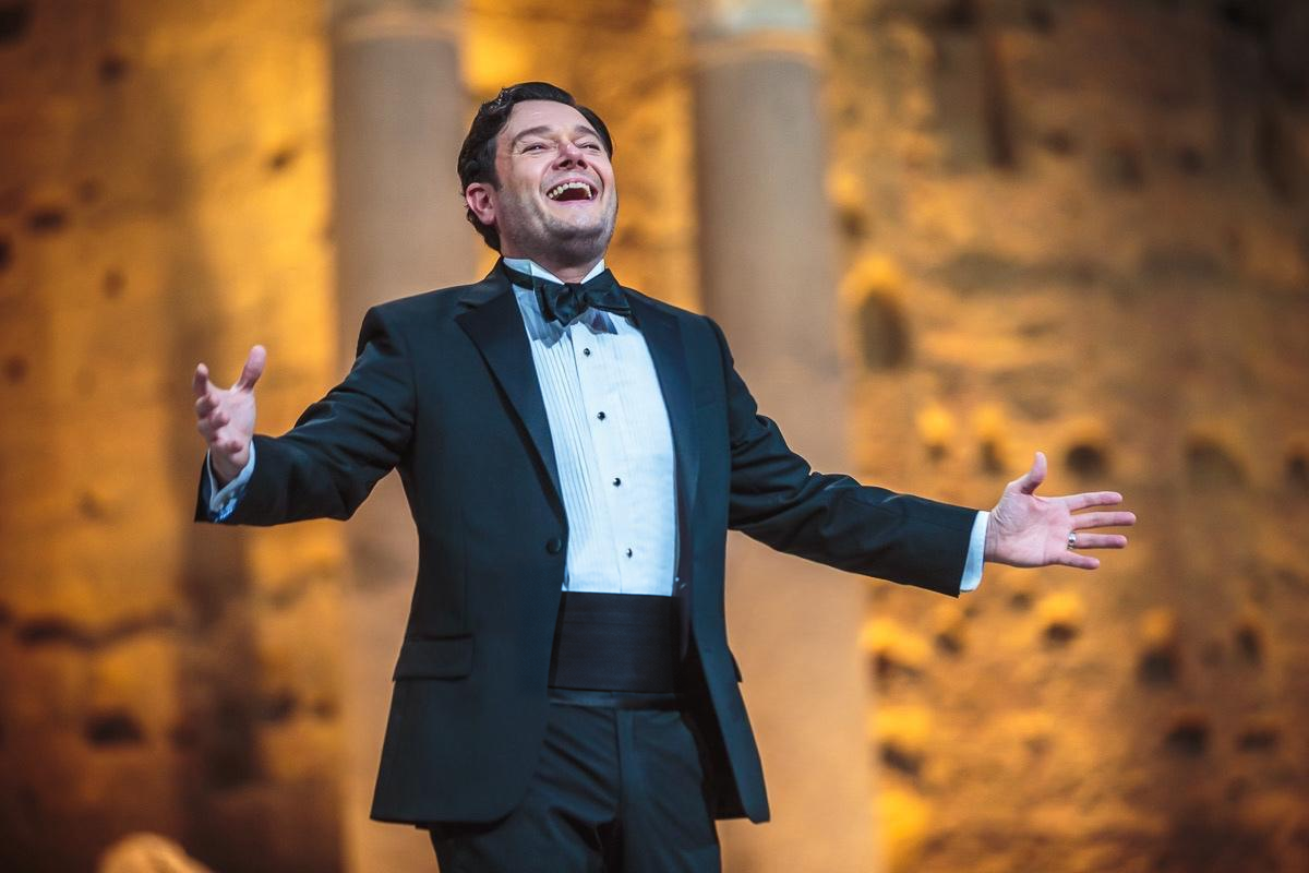 Arturo Chacón-Cruz on stage, mid-performance